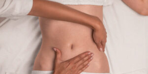 Mulher relaxando durante sessão de drenagem linfática profissional