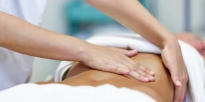 Mulher recebendo massagem modeladora para redução de medidas