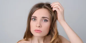 Mulher Preocupada Com Queda de Cabelo Buscando Tratamento