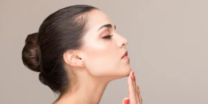 Antes e depois do preenchimento de mento para harmonização facial
