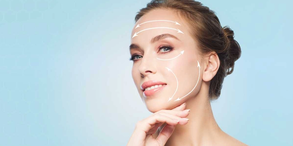 Paciente feliz após lifting temporal não cirúrgico com efeito rejuvenescedor