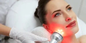 Aplicação de LEDterapia para tratar acne e queda capilar