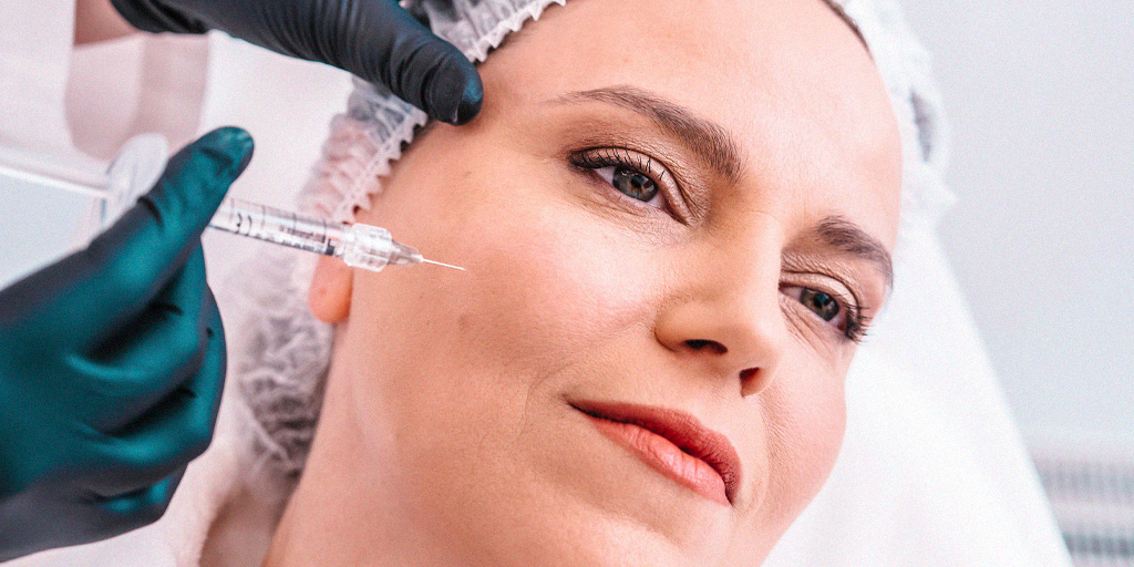 Paciente realizando aplicação de bioestimulador de colágeno para melhora da firmeza facial em Brasília.