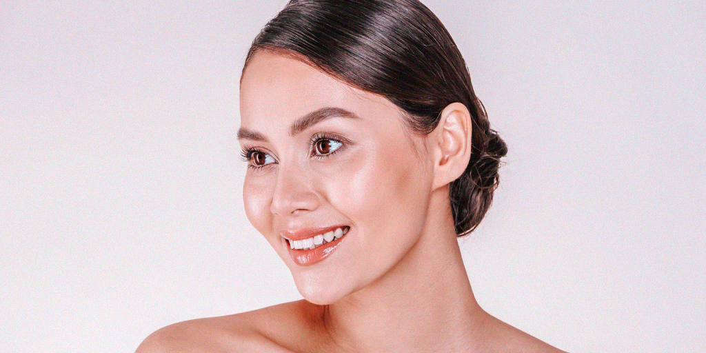 Mulher com pele saudável após procedimentos de rejuvenescimento facial moderno em clínica dermatológica.