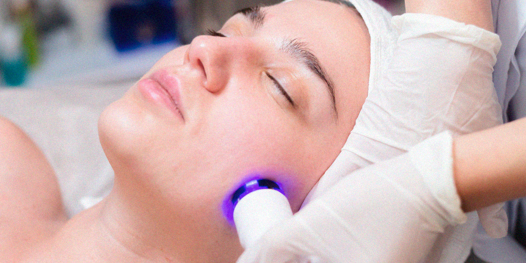 Paciente realizando LEDterapia em Brasília na Clínica Fisioderme com luzes terapêuticas