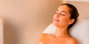 Paciente realizando tratamento facial na Clínica Fisioderme em Brasília para cuidados com a pele e rejuvenescimento facial