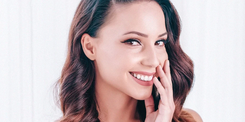 Mulher com olhar feminino e rejuvenescido após cantoplastia a laser.