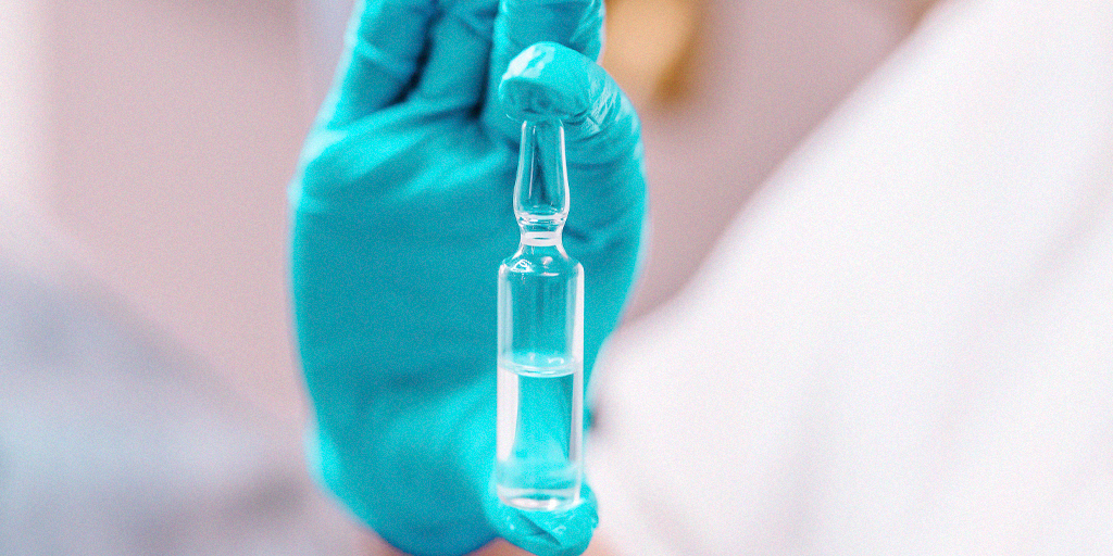 Profissional aplicando ozonioterapia em clínica especializada